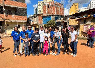 ONG ABCP e parcerias distribuem ovos de páscoa em ação da Favela do Moinho